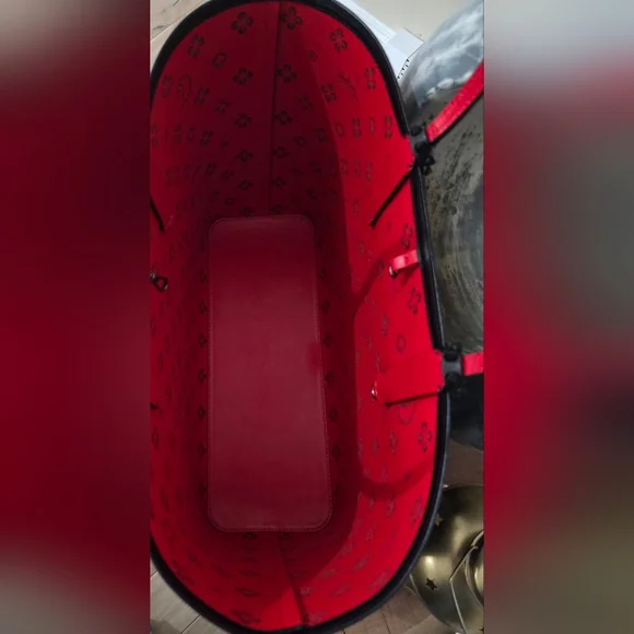 🔥🔥☄️❌️❌️SOLD❌❌️Christian Louboutin Calfskin East-West Cabata Tote Bag...🔥🔥🔥 - Picture 9 of 11